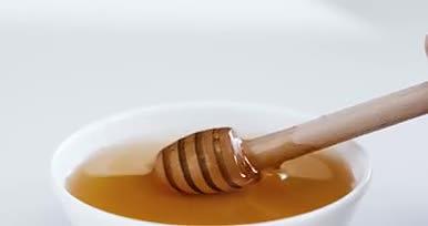 蜂蜜搅拌棒实拍视频视频的预览图